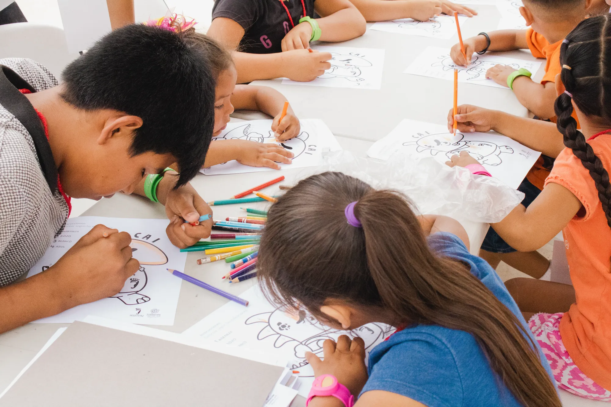 Niños coloreando en actividad de Pasos Para la Paz