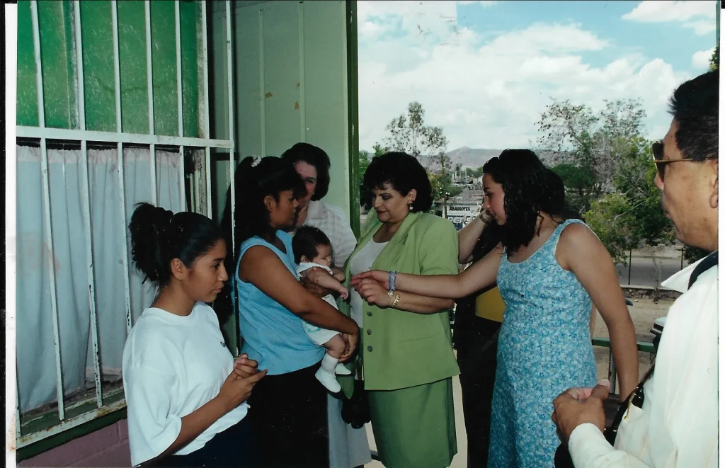 Marcela Fernández saludando a niño beneficiario