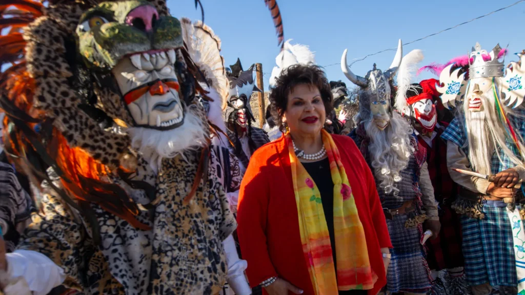 Marcela Fernández con danzantes de máscaras tradicionales sonorenses